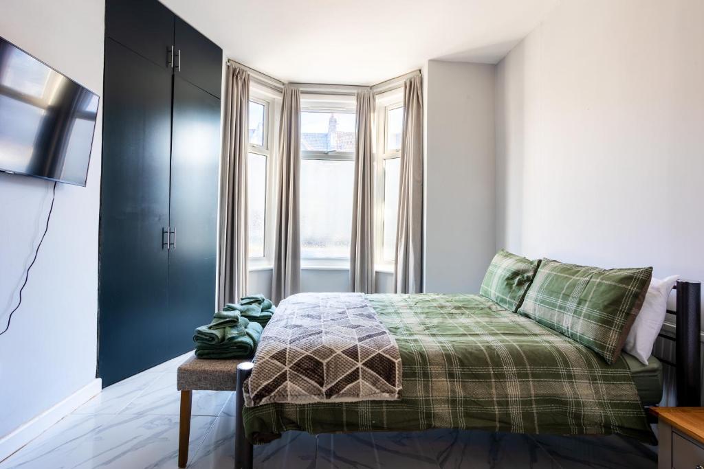Amazing 3 bedroom 2 bathroom ground floor flat with garden near train Station and bus stop 전경