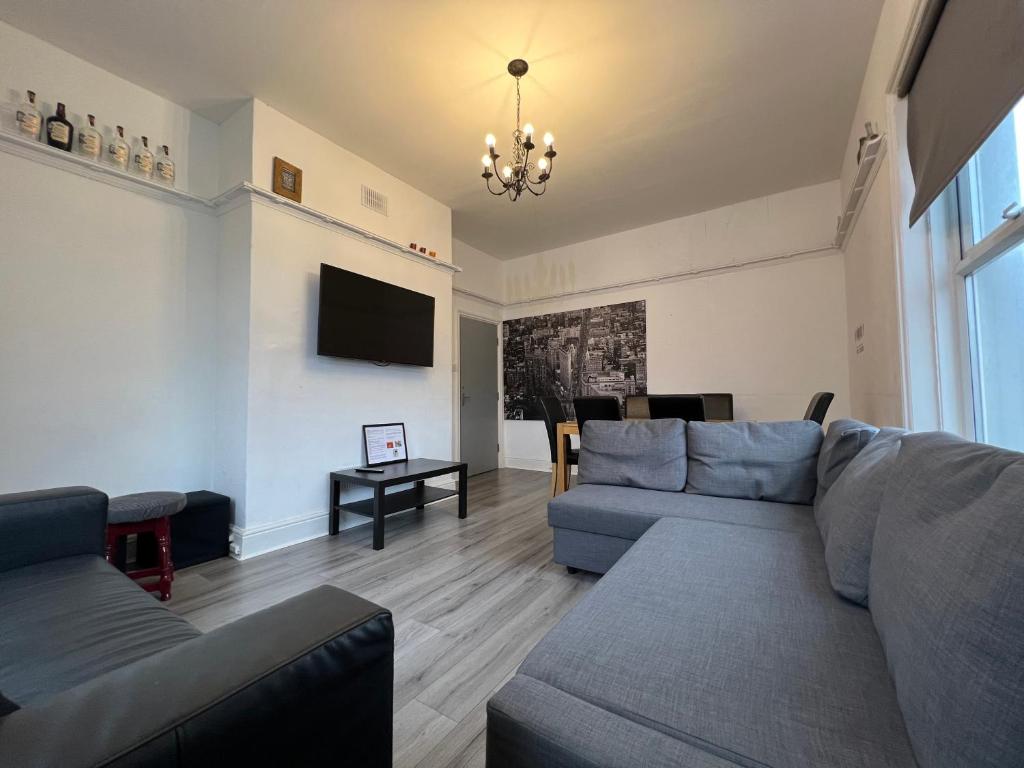 Peaky blinders apartment 5 min walk to Blackpool tower sleeps up to 14, Blackpool