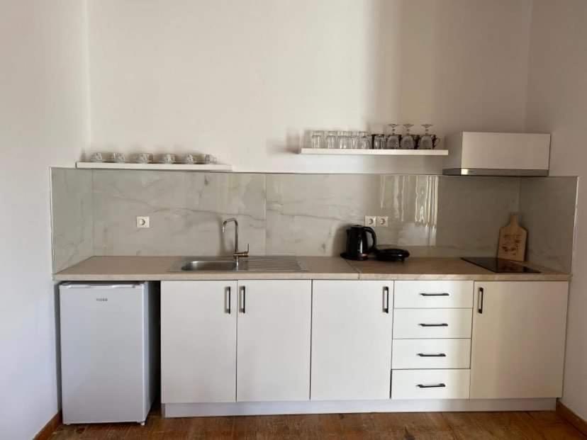 Thanasis studio, Spile