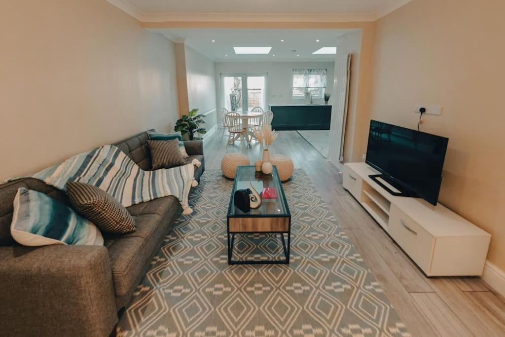 Homely & Peaceful Living Space, Morden