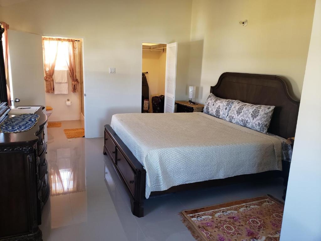 LaCondea, Florence Hall