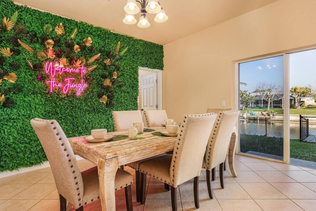 Welcome to The Jungle! Pool & Jacuzzi! Sleeps 12+!, Cape Coral