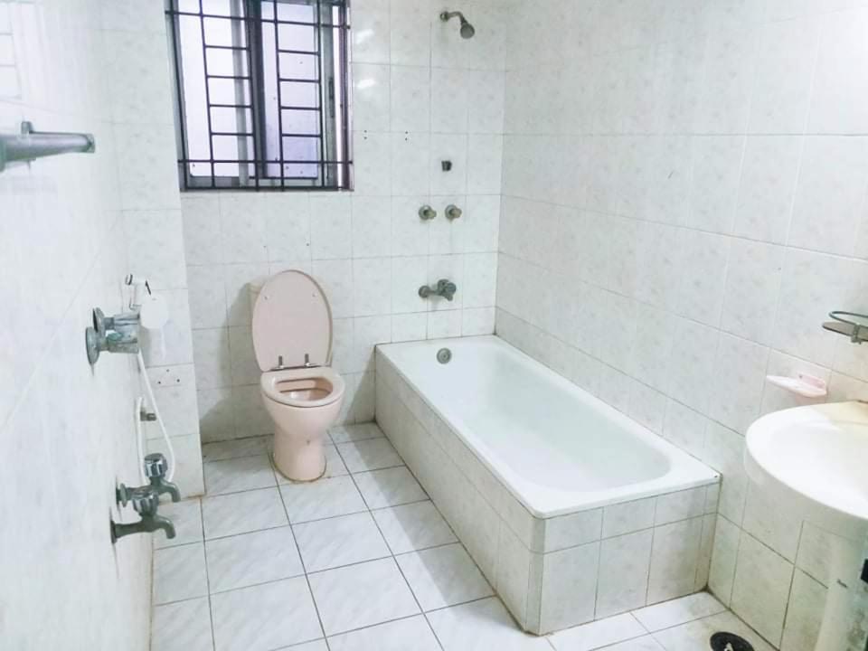 Hotel Crown Plaza Inn photo