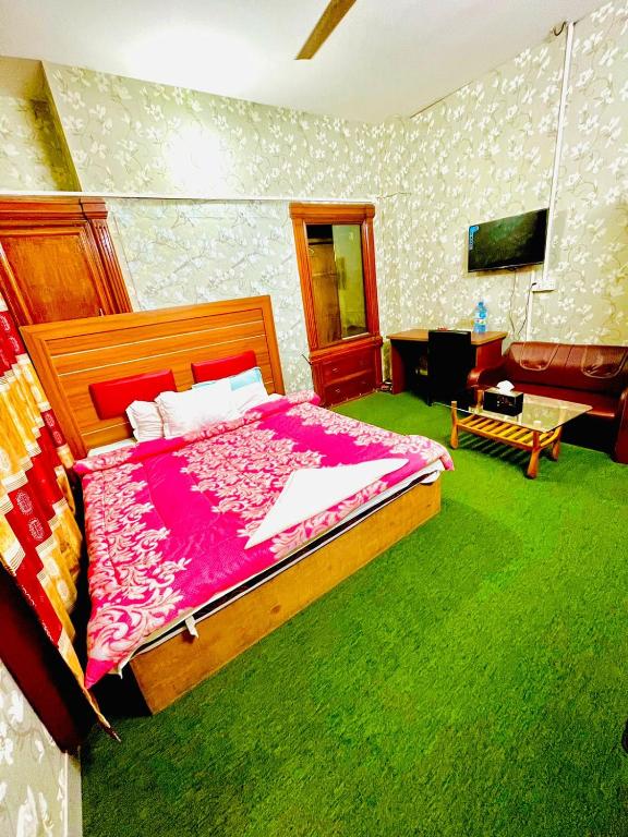 Hotel Crown Plaza Inn photo