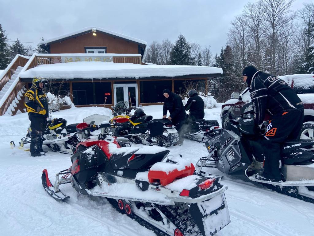 Madawaska Lodge — Hotel in South Algonquin (ON)