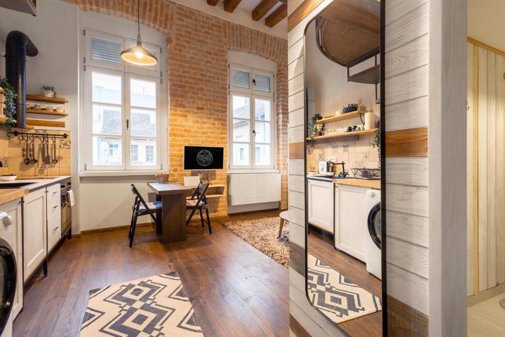 Old Port Riverside Apartments in City Center - 2