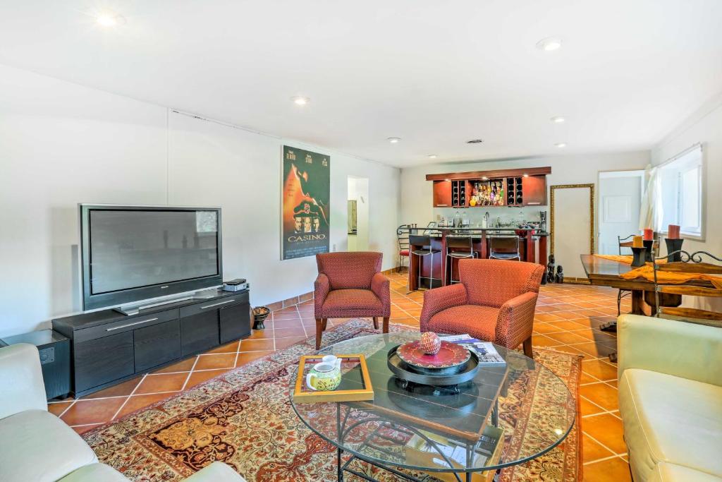 Contemporary Cincinnati Apt with WiFi, Near Kenwood!, Cincinnati