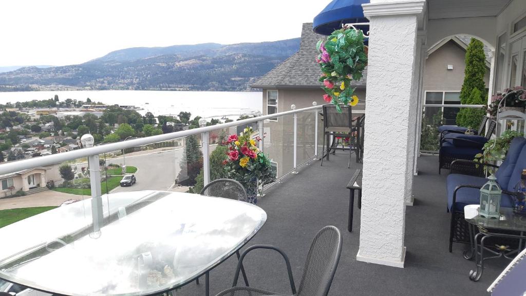 Vacation Lake View House kelowna BNB photo