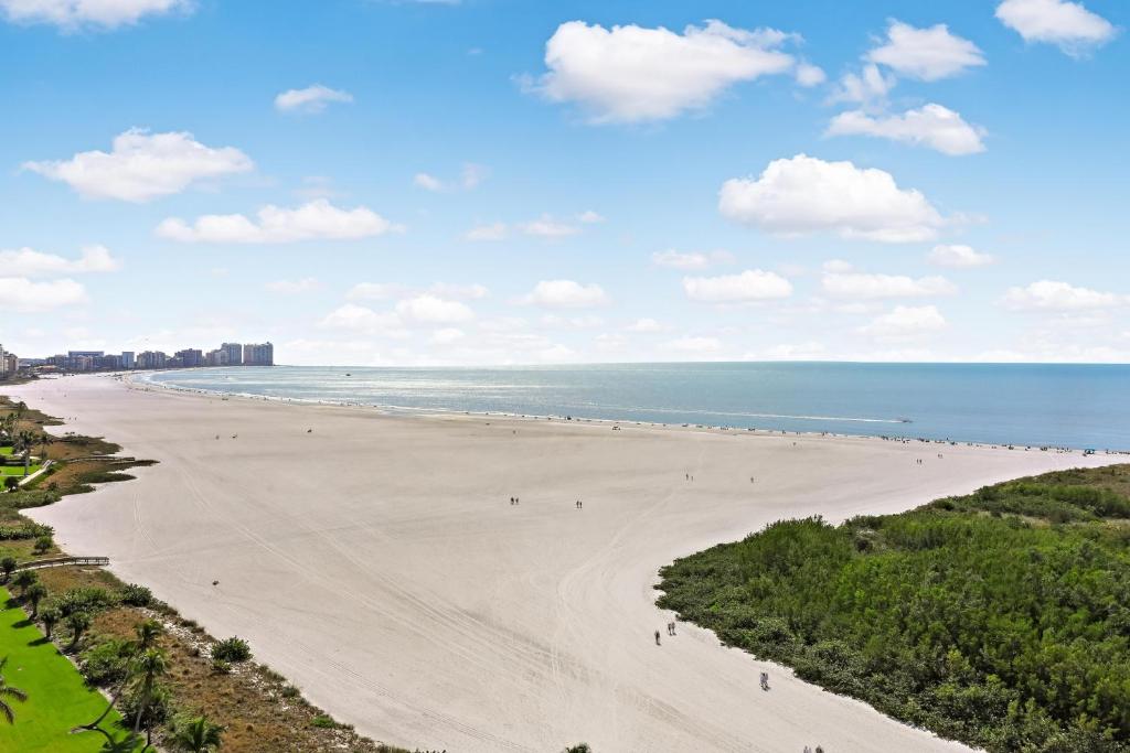 Relaxing beachfront condo with pool and ocean views, Marco Island