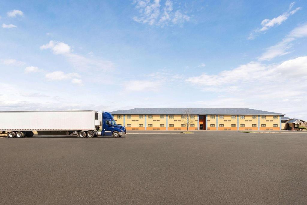 Days Inn by Wyndham Canastota/Verona photo