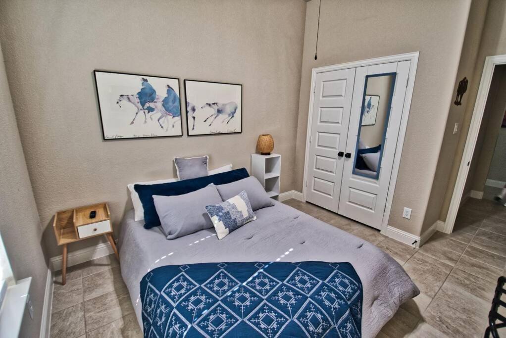 Waxahachie Queen bed, 10 mins 2 DWNT & Medical managed by stay albatross rentals 254-500-2317