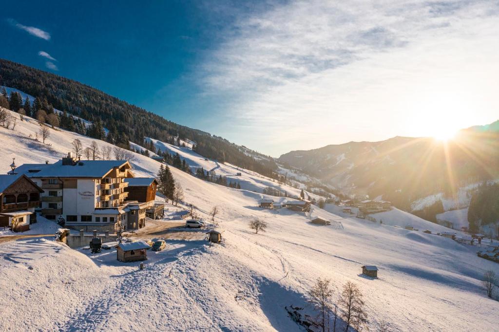 View, Hotel Vorderronach Sommer-Joker-Card in Saalbach & Parkplatz in Saalbach
