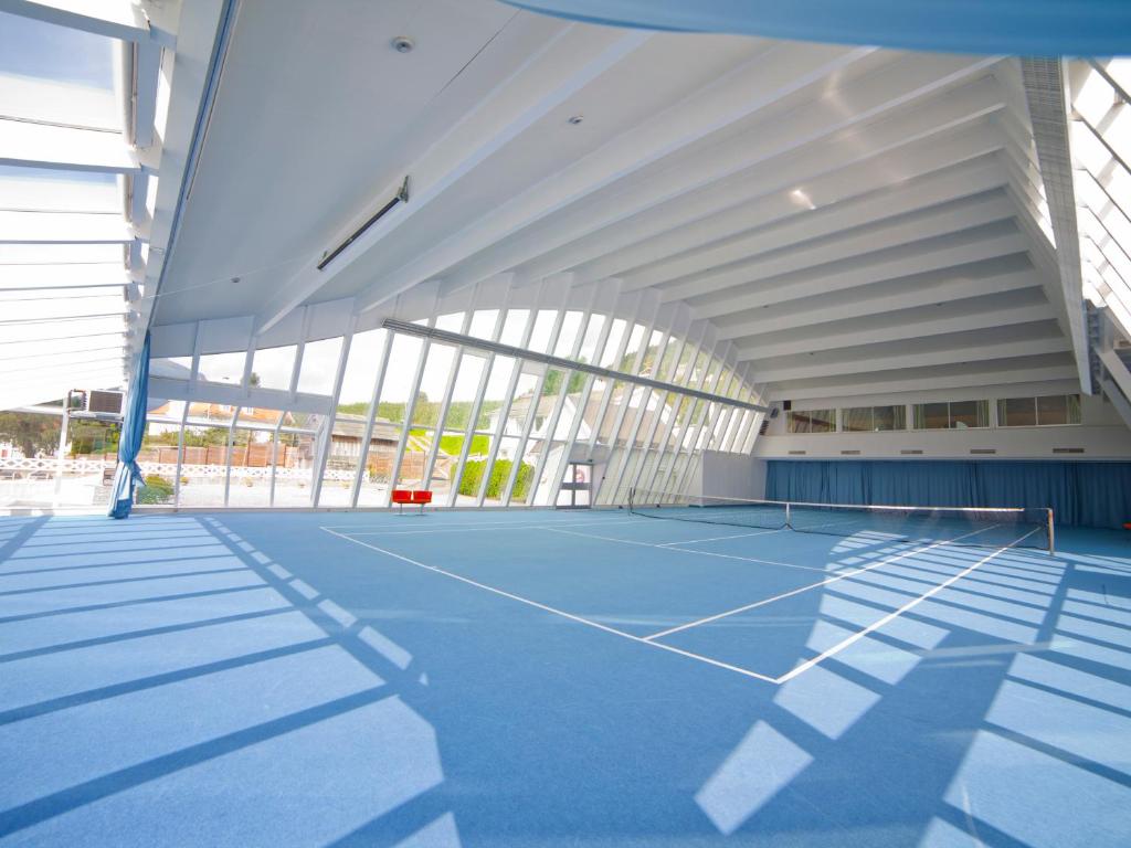 สนามเทนนิส