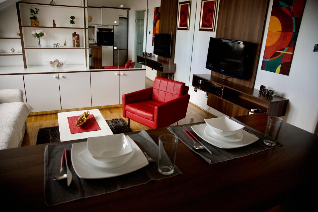 TRIANGLE CITY Apartment 1 - 2