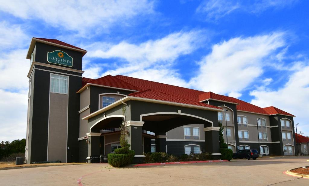 La Quinta Inn & Suites by Wyndham Glen Rose photo