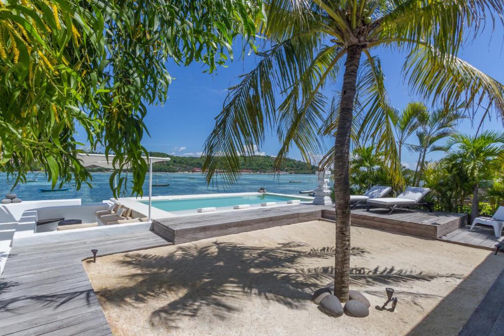 Villa Lagoon - Elegant & Absolute BeachFront in Nusa Ceningan photo