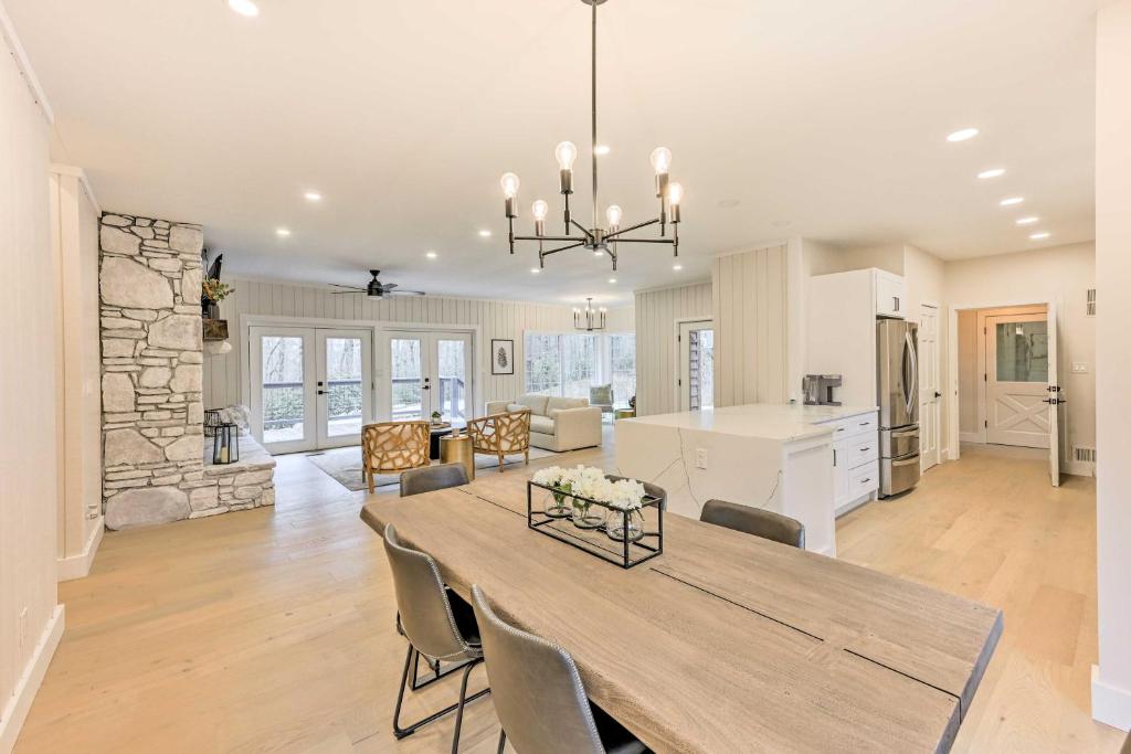 Modern and Bright Cashiers Home with Game Room!