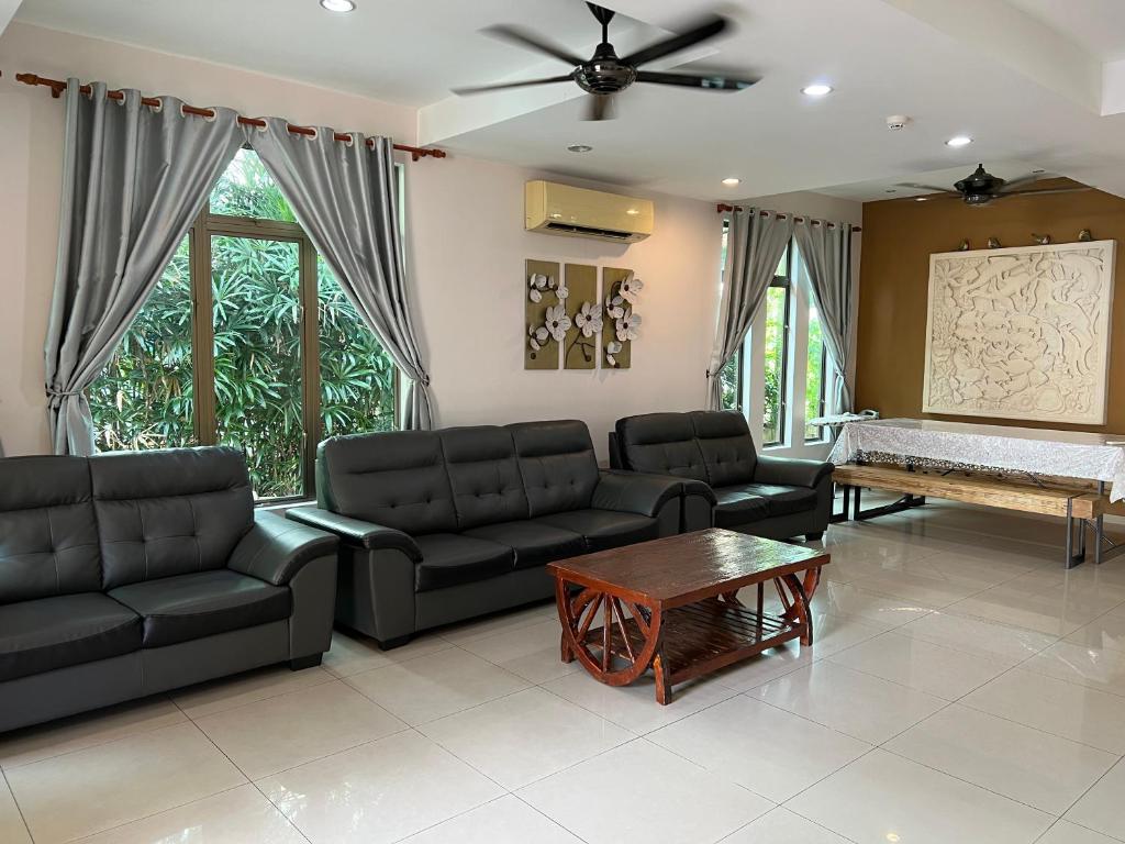 Shared lounge/TV area