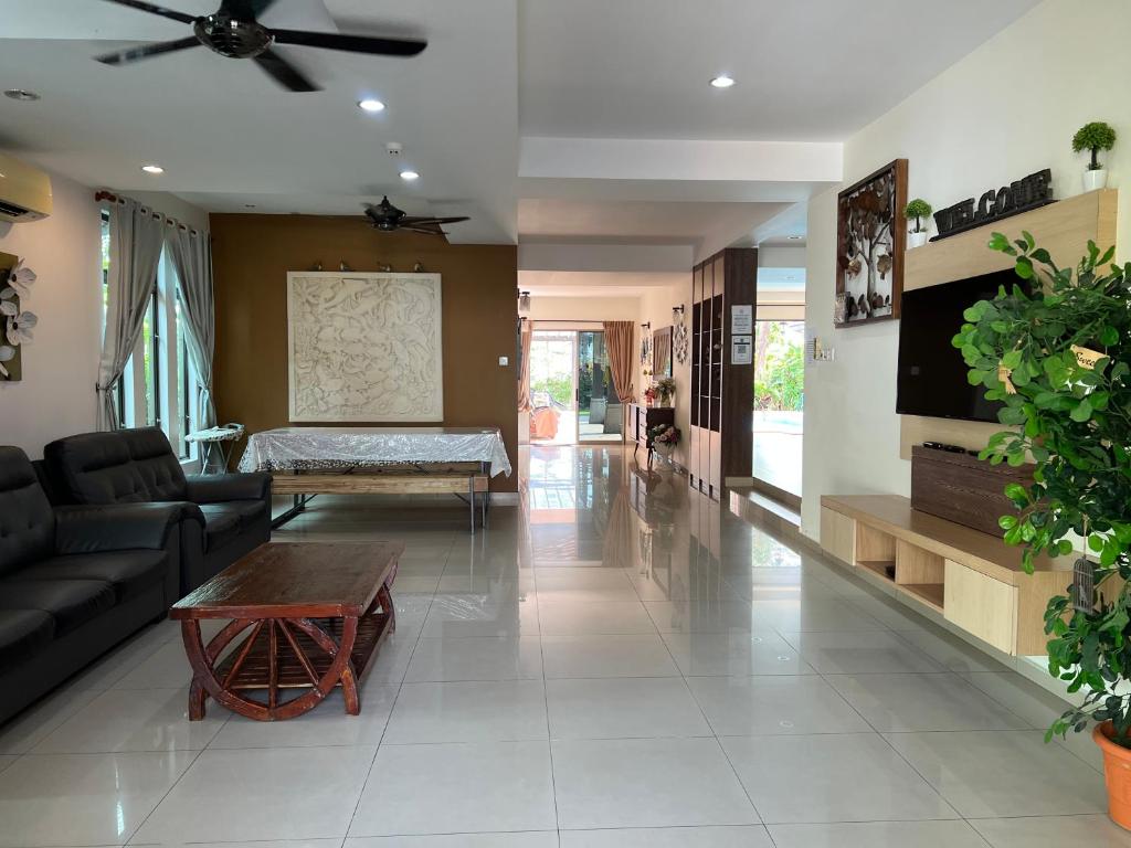 Shared lounge/TV area