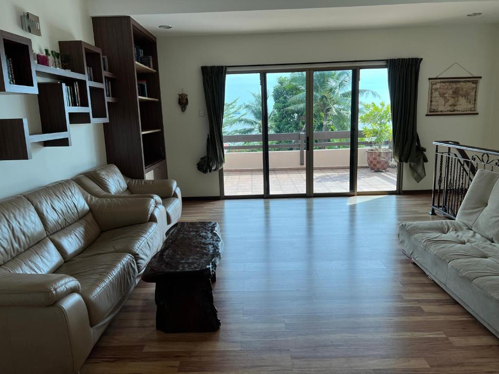Shared lounge/TV area