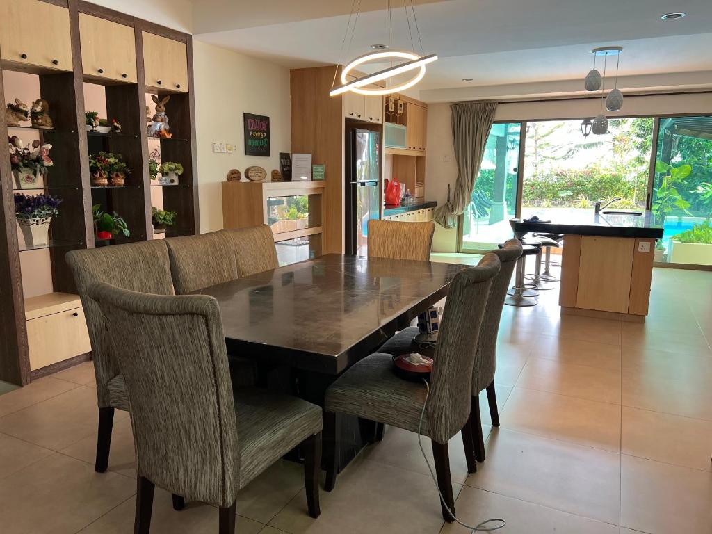 Melaka Beachfront Villa with Pool - Dining image