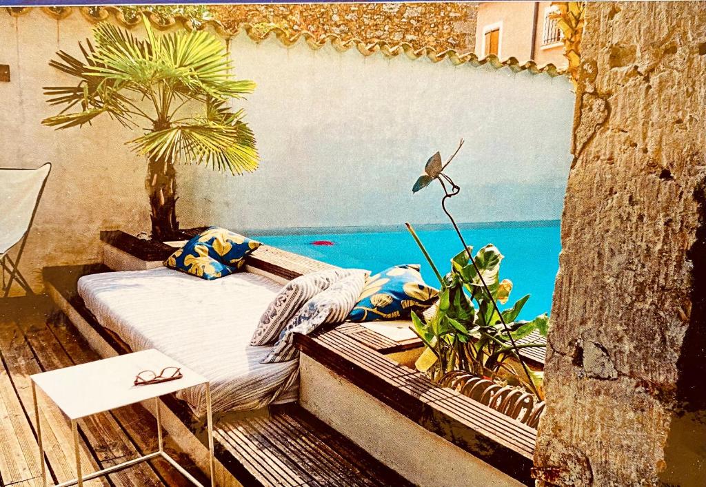 Villa 6 personnes piscine centre village Lussan Gard