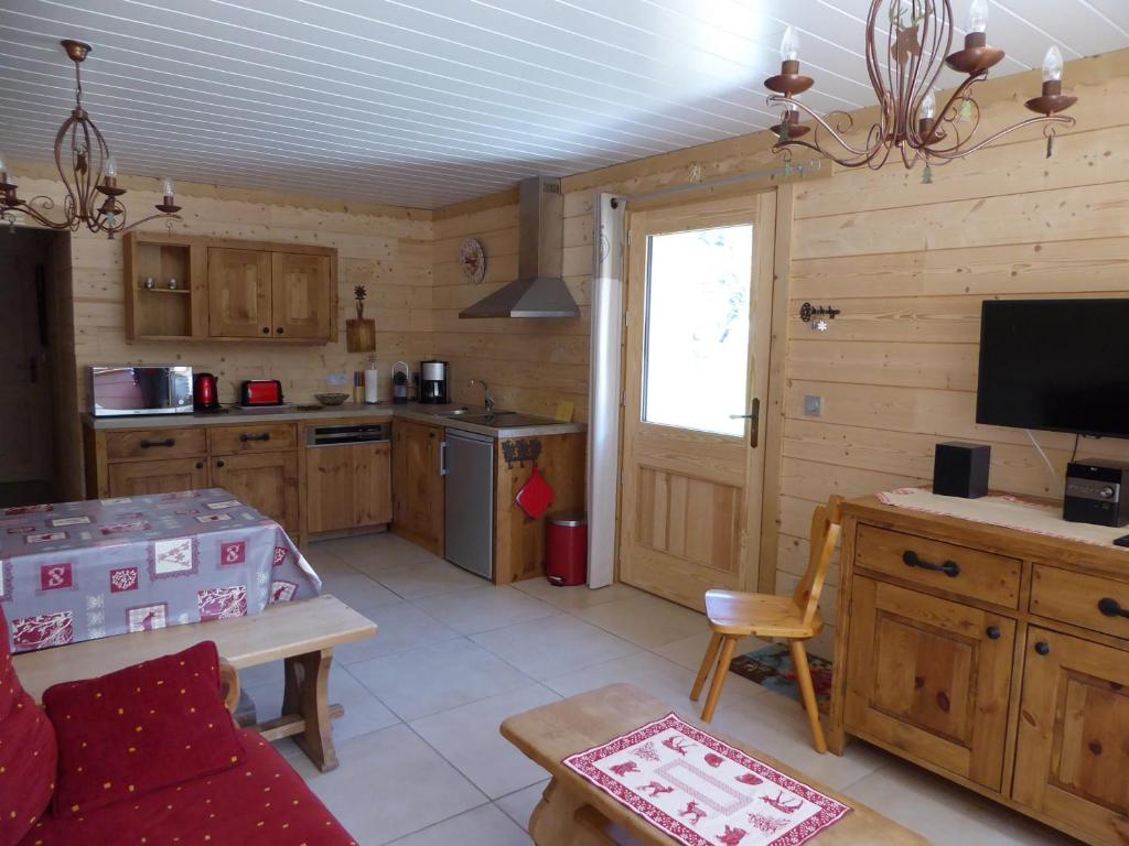 Chalet avec terrasse et parking privé, proche téléphérique - FR-1-464-29 - 1