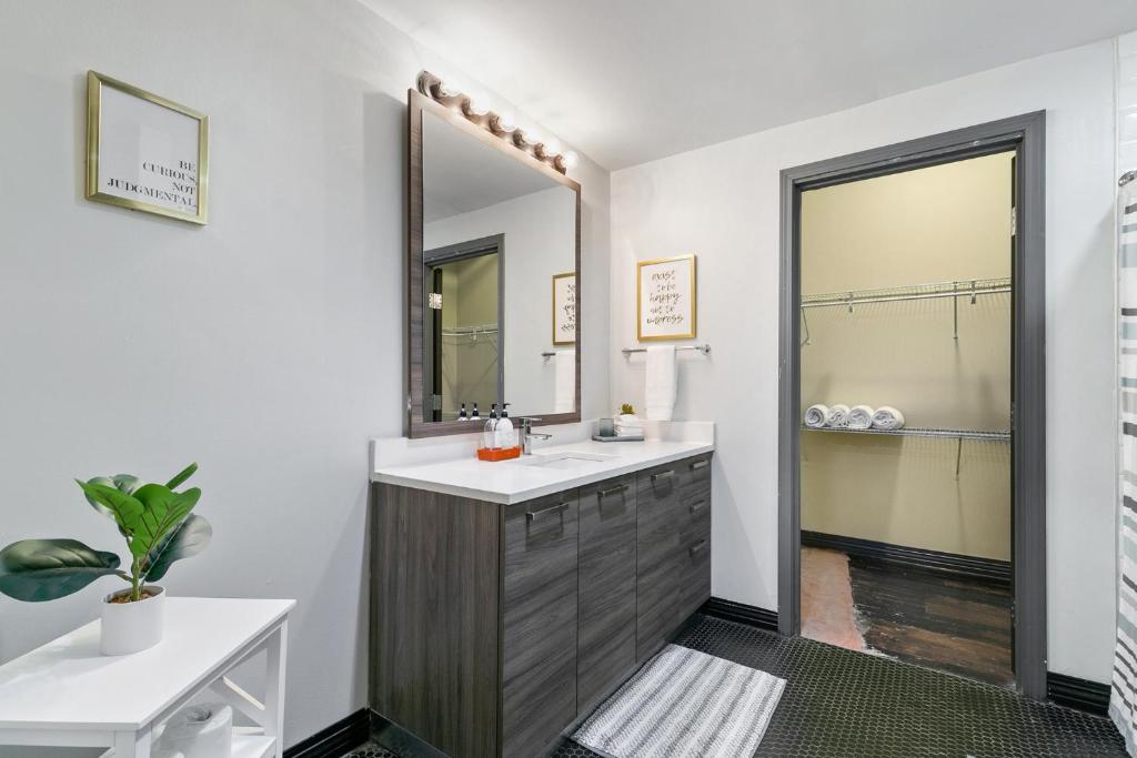 Luxury Downtown Dallas Stay by Amyfinehouse photo