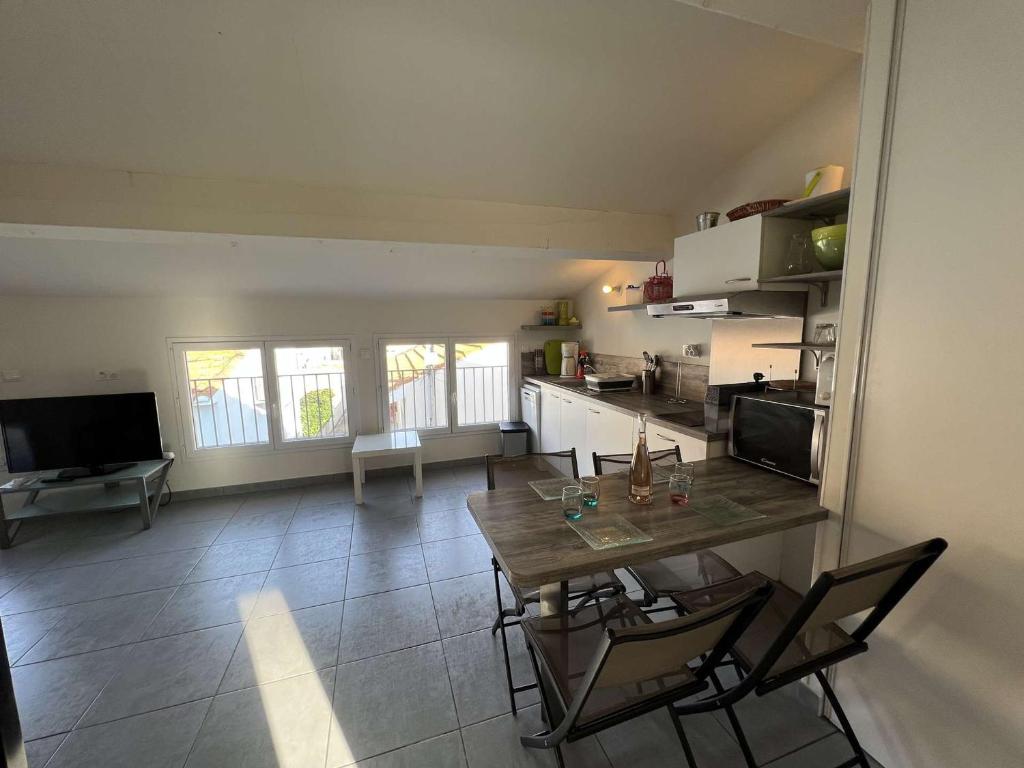 Studio Centre-Ville à 150m de la Plage, 4 Pers., Mezzanine, Cuisine Équipée, Proche Commerces - FR-1-701-51 - 2