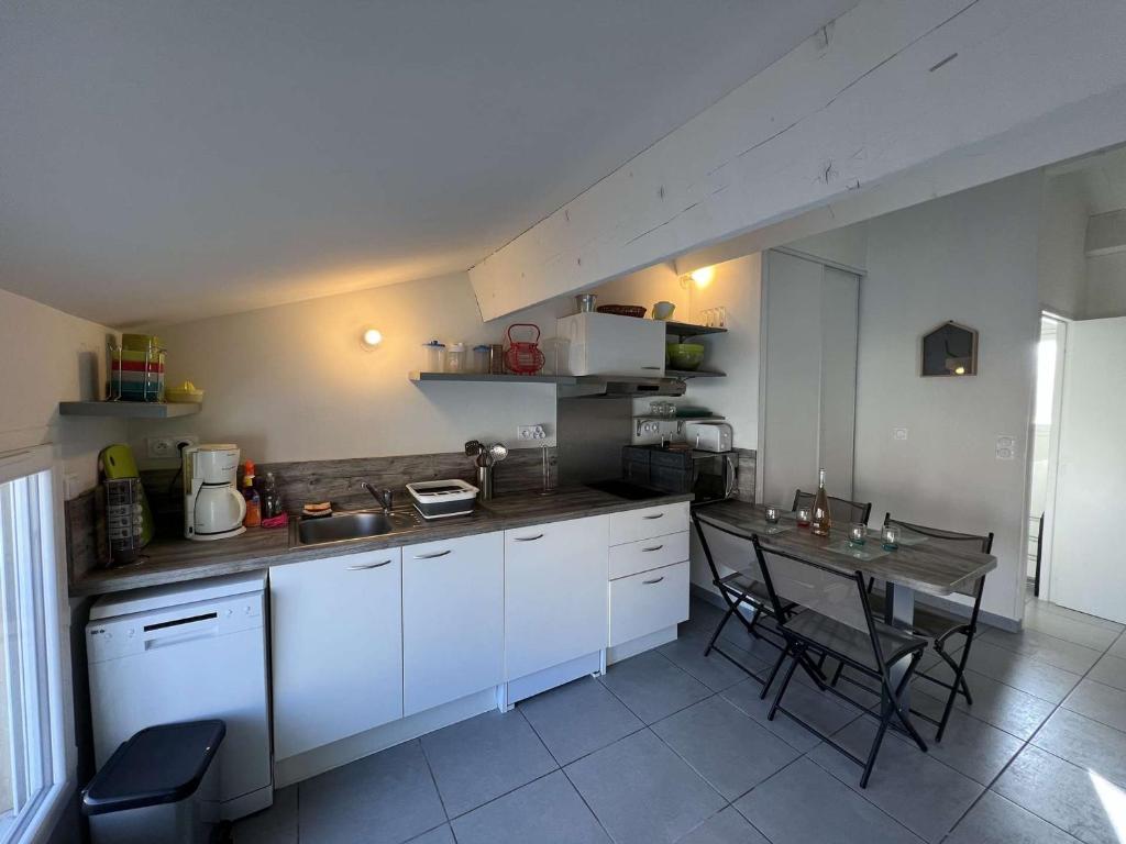 Studio Centre-Ville à 150m de la Plage, 4 Pers., Mezzanine, Cuisine Équipée, Proche Commerces - FR-1-701-51 - 4