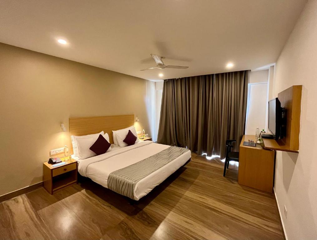 Hotel The Golden Sands photo