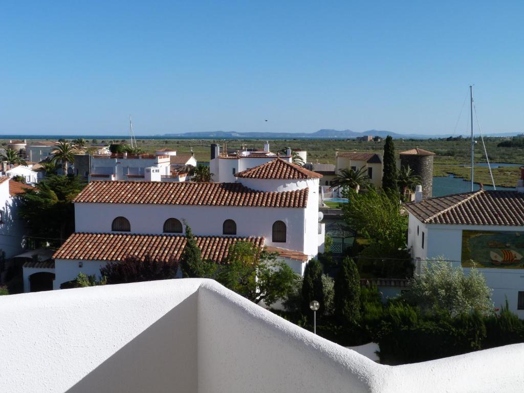 2 Beds, 2 Baths Apartment With Great Views and Pool, Roses