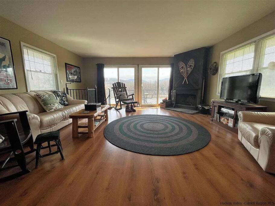 Close to skiing and hiking, walk to main street, Tannersville