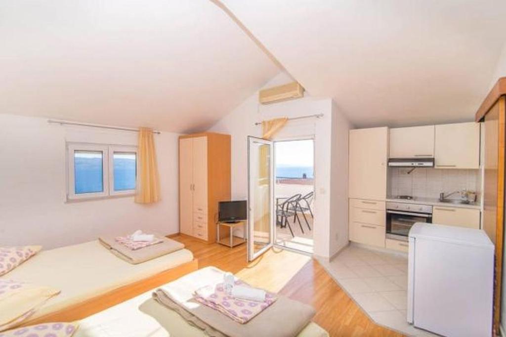 Studio Apartment in Dugi Rat with Sea View, Terrace, Air Conditioning, WiFi 5113-1, Dugi Rat