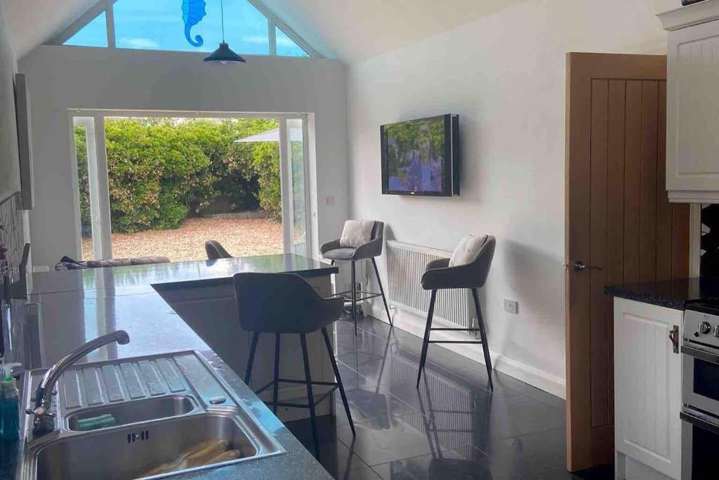 Pet friendly unique 4Bed Bungalow , Holiday home Porthcawl