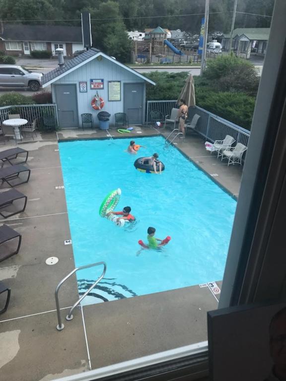 Four Seasons Inn photo