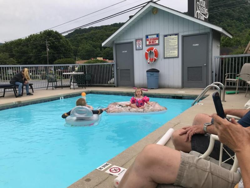 Four Seasons Inn photo