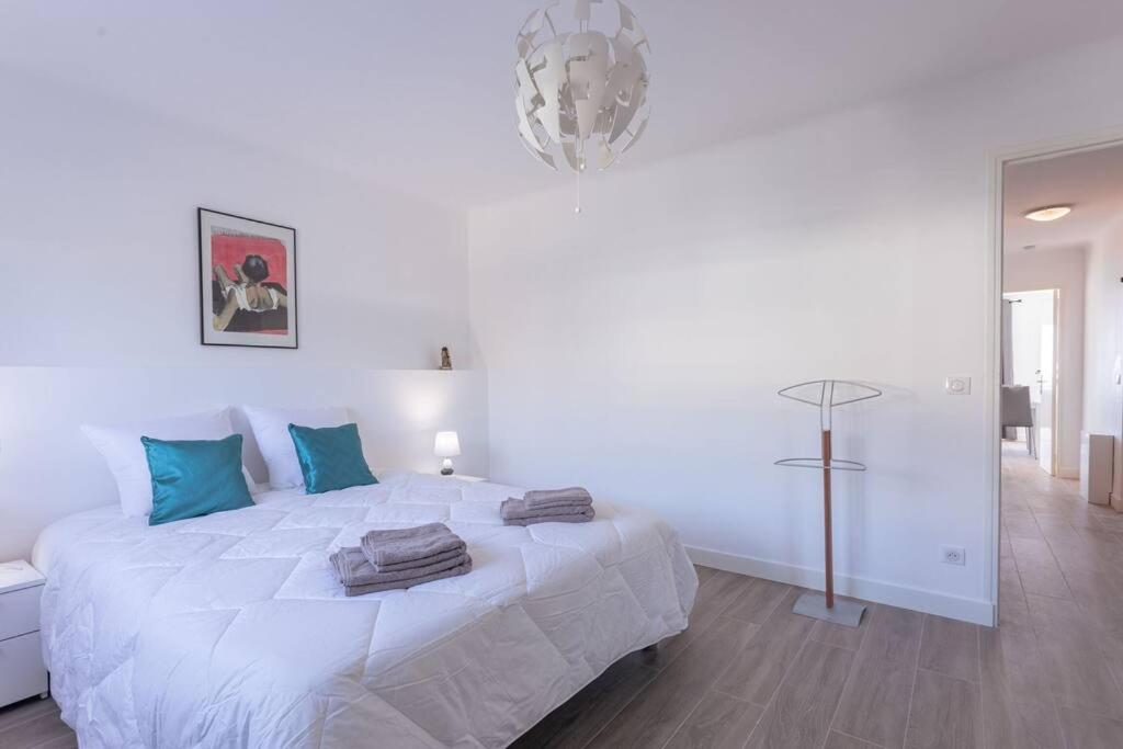 Apartment With Panoramic Sea View, Walk To The Beach - Maréchal Juin by Halldis - 3