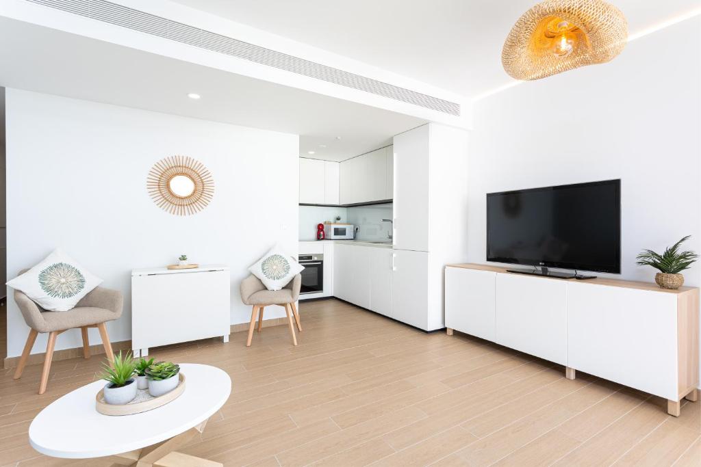 Ensuite Sea & Pool Views with Private Parking - 5