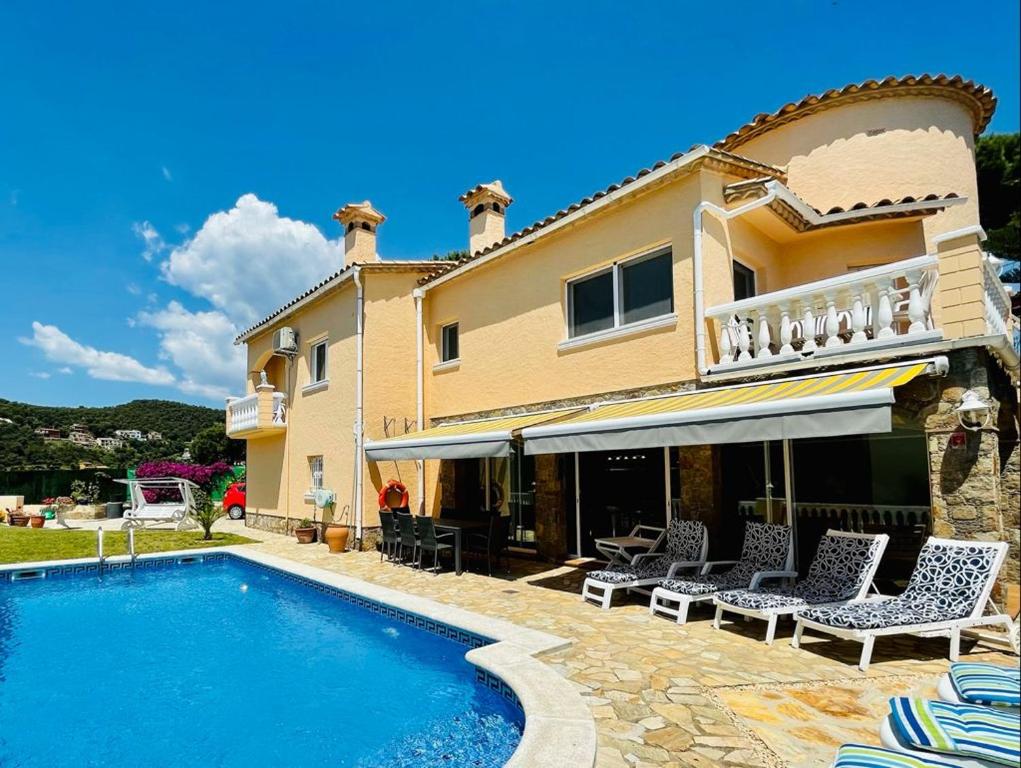Villa reina by costabravaway - 2