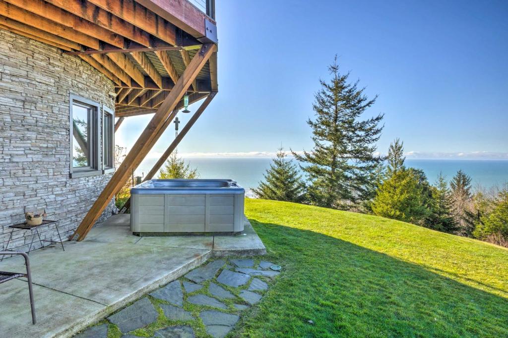 Stunning 360 Ocean Views, Near Redwoods NP!, Smith River