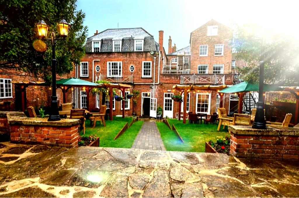 The Chequers Hotel — Hotel in Newbury