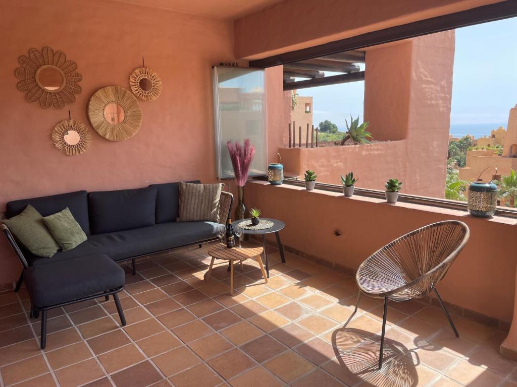 2311-modern apt with sea and pool views, San Luis de Sabinillas