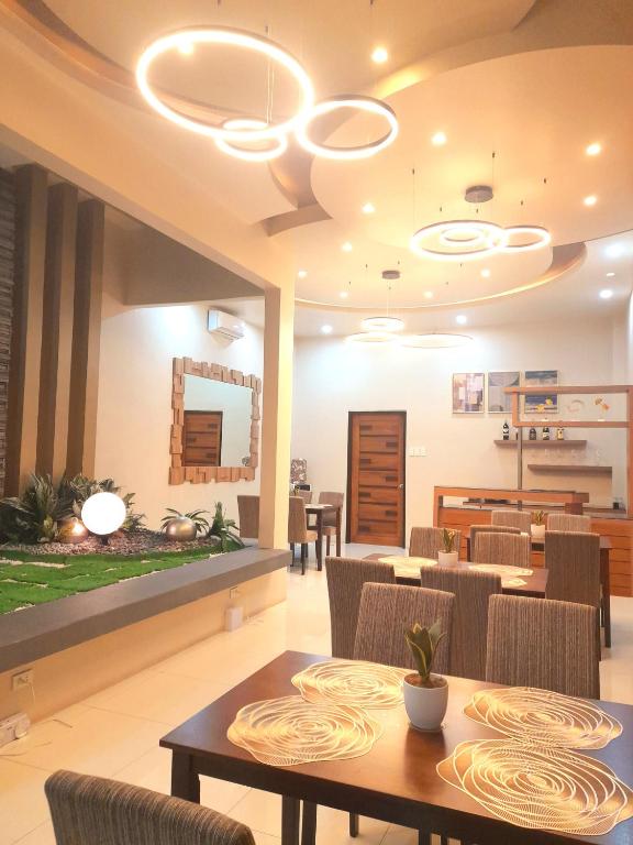 Golden Suites의 현대적인 로비 공간