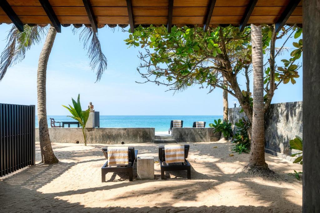Red Parrot Beach Villa — Hotel in Hikkaduwa