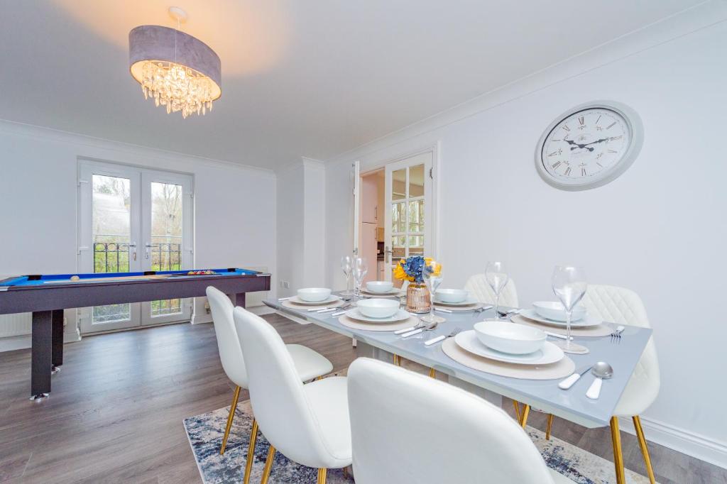 4 Bed House, with Free Parking, Fast WiFi, SmartTV and swimmingpool