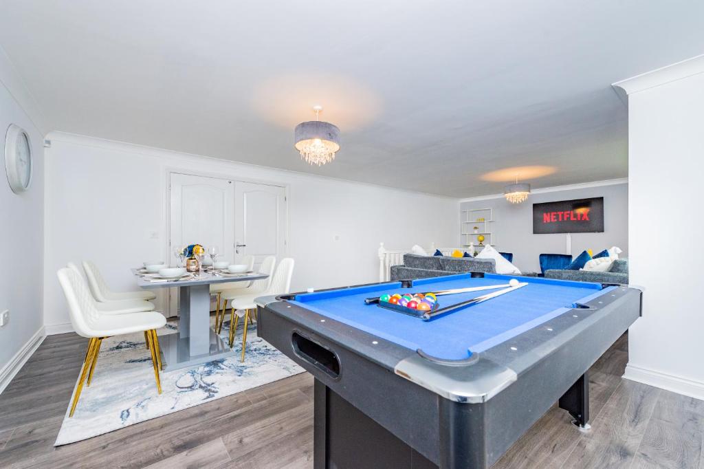 4 Bed House, with Free Parking, Fast WiFi, SmartTV and swimmingpool