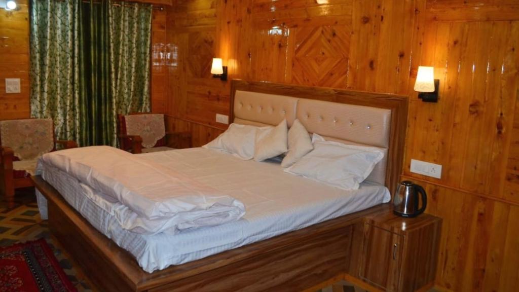 Homestay in Kufri - Silvermoon Homestay Cheog — Hotel in Shimla
