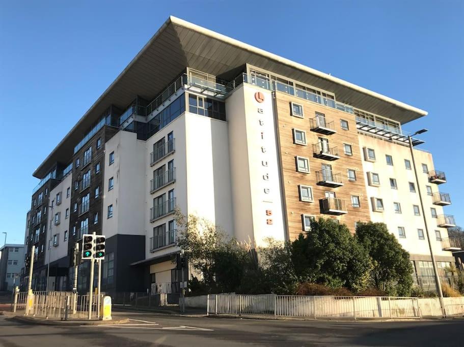 Modern Apartment in Latitude52 Dockyard & parking, Plymouth