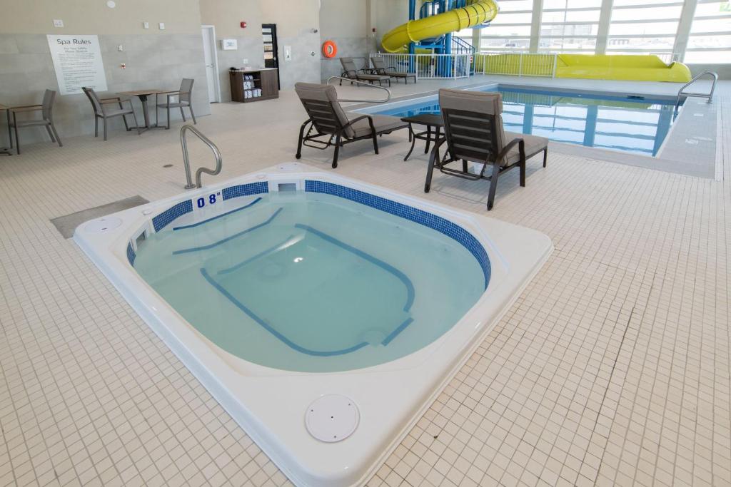 Holiday Inn Express And Suites Moose Jaw photo